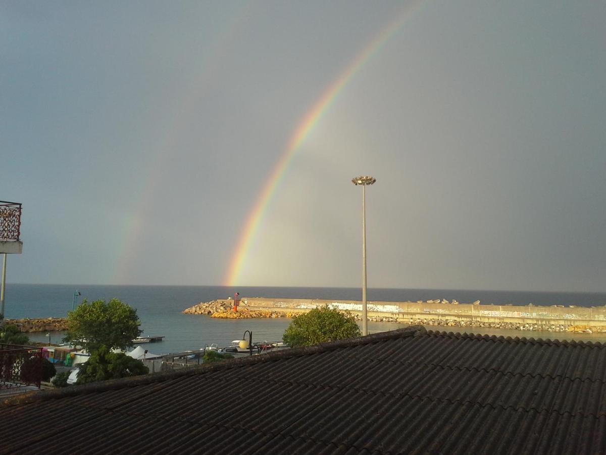 Una finestra sul glicine - Hizvo