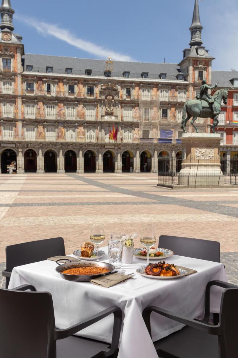 Un restaurante o sitio para comer en Pestana Collection Plaza Mayor