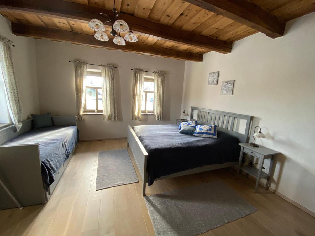 Biely domček so záhradou v malej obci Devičie - Housity