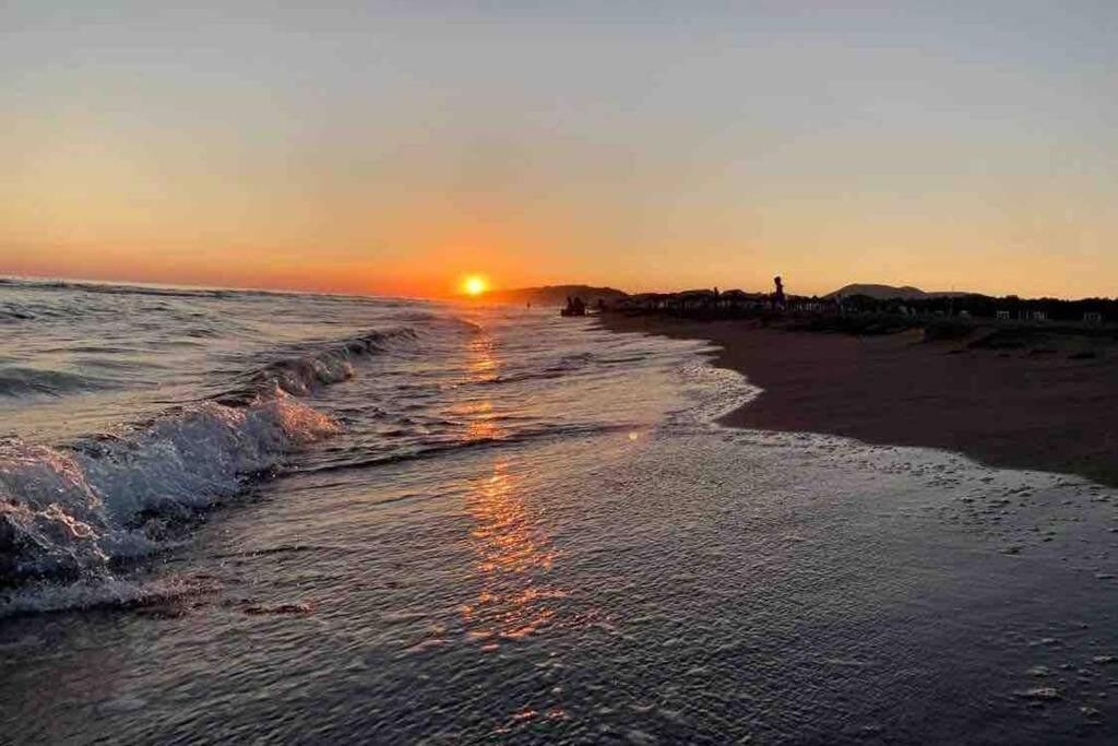 The Beach House with the magical sunsets - Housity