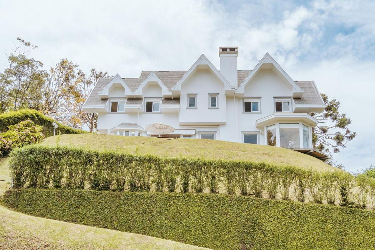 Casa com lareira, garagem e vista para montanhas - Housity