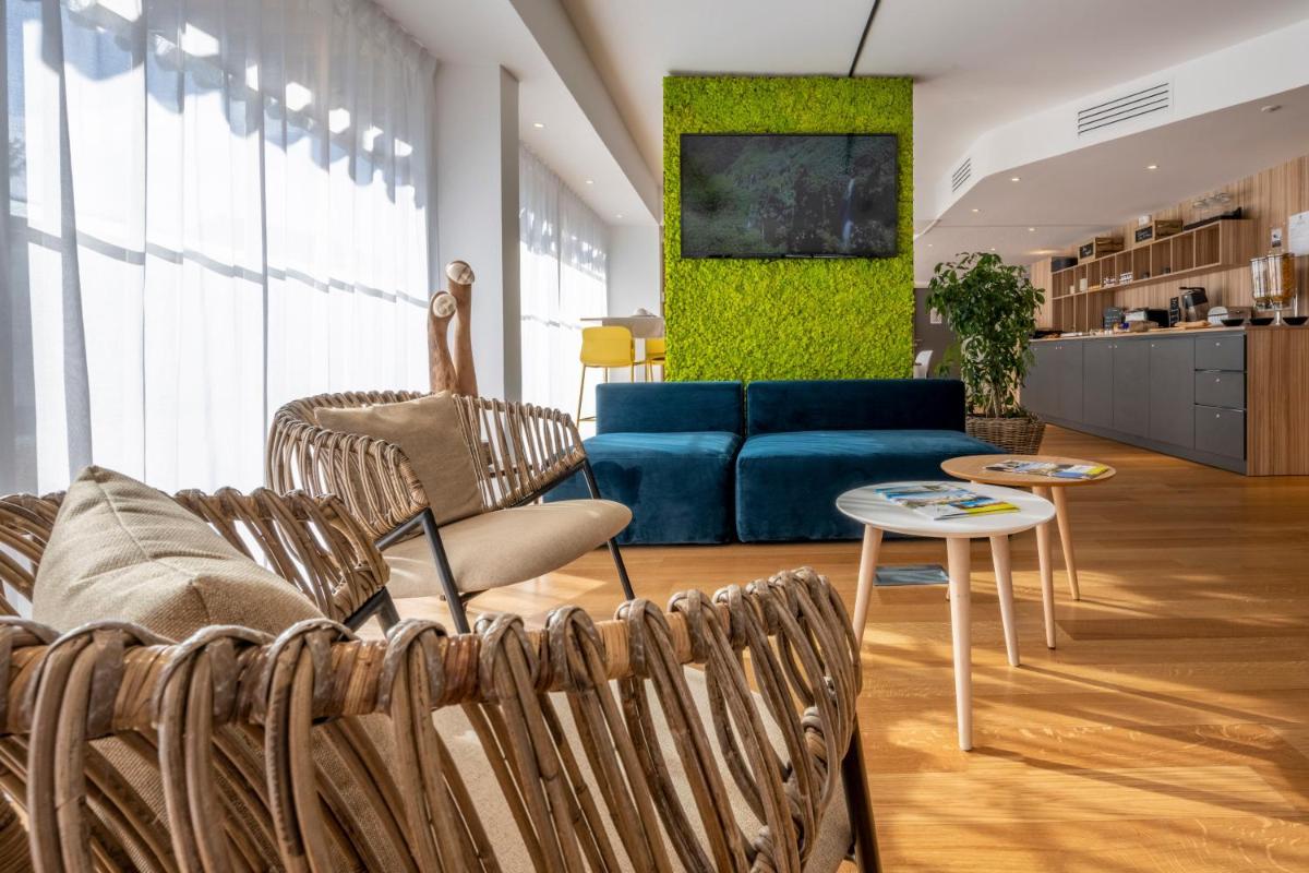 Coin salon dans l'établissement ATHOME RESIDENCE ET SPA