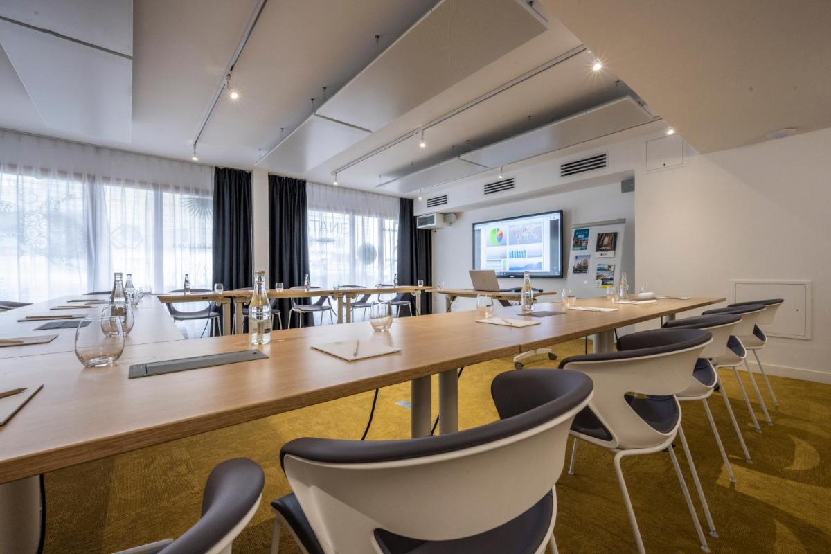 Espace de conférence ou salle de réunion dans l'établissement ATHOME RESIDENCE ET SPA