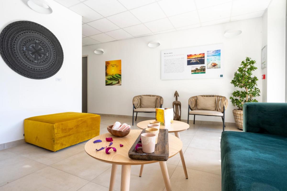 Coin salon dans l'établissement ATHOME RESIDENCE ET SPA