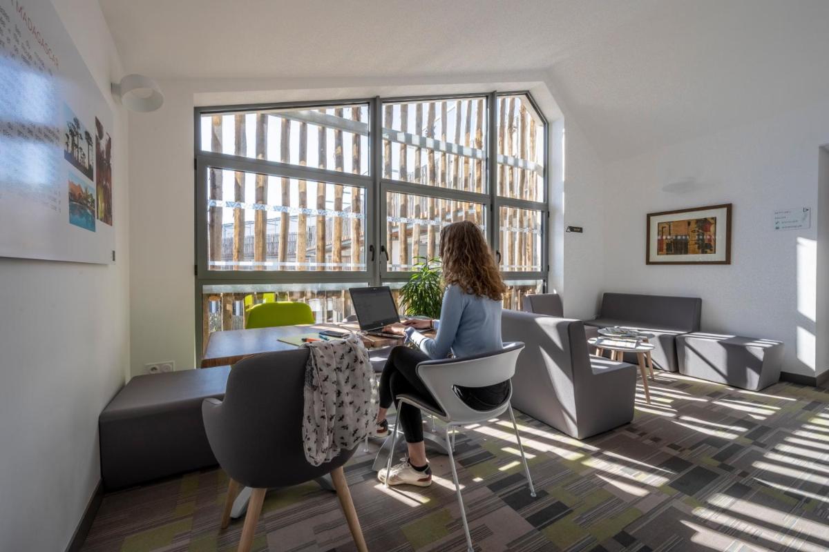 Télévision ou salle de divertissement dans l'établissement ATHOME RESIDENCE ET SPA