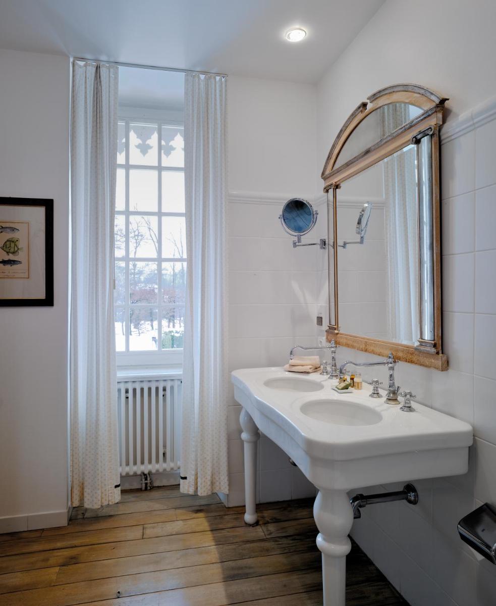Salle de bains dans l'établissement Chateau De Germigney