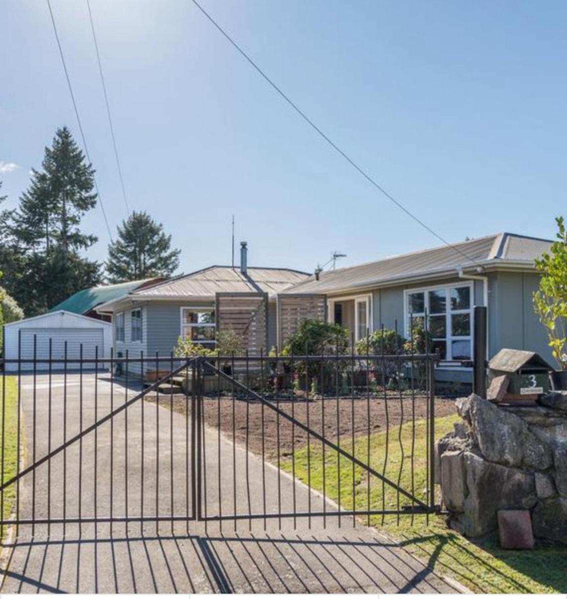 Cosy family home with a sunny deck - Housity