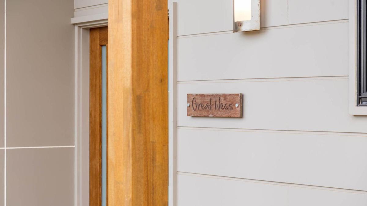 Great Ness Beach House - 10 Person Spa - Pet-Friendly - Netflix - Linen included - Housity