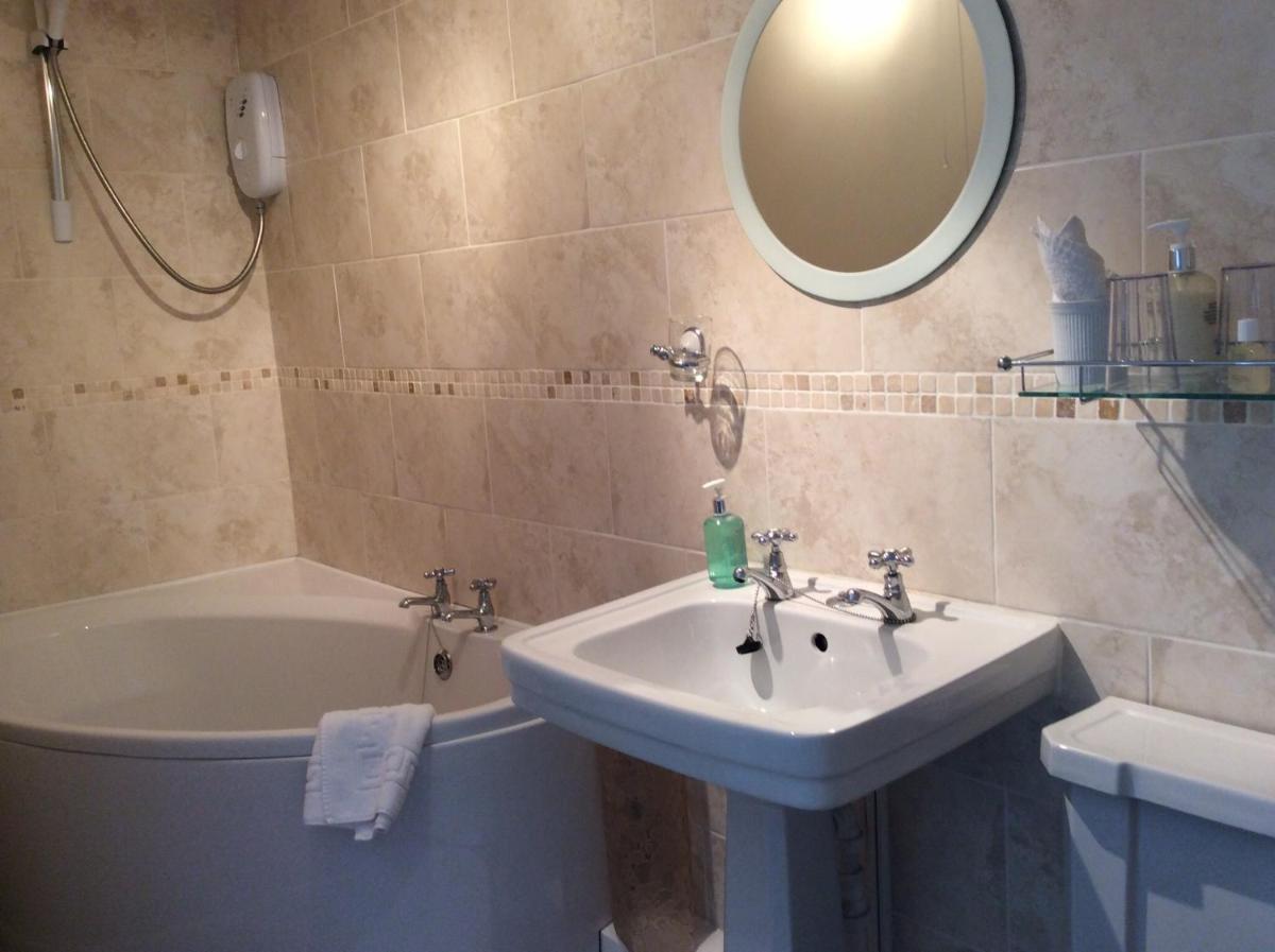 Whashton Springs Farmhouse B&B - Housity