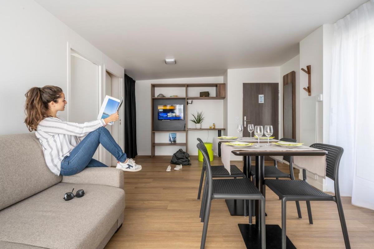 Coin salon dans l'établissement ATHOME RESIDENCE ET SPA