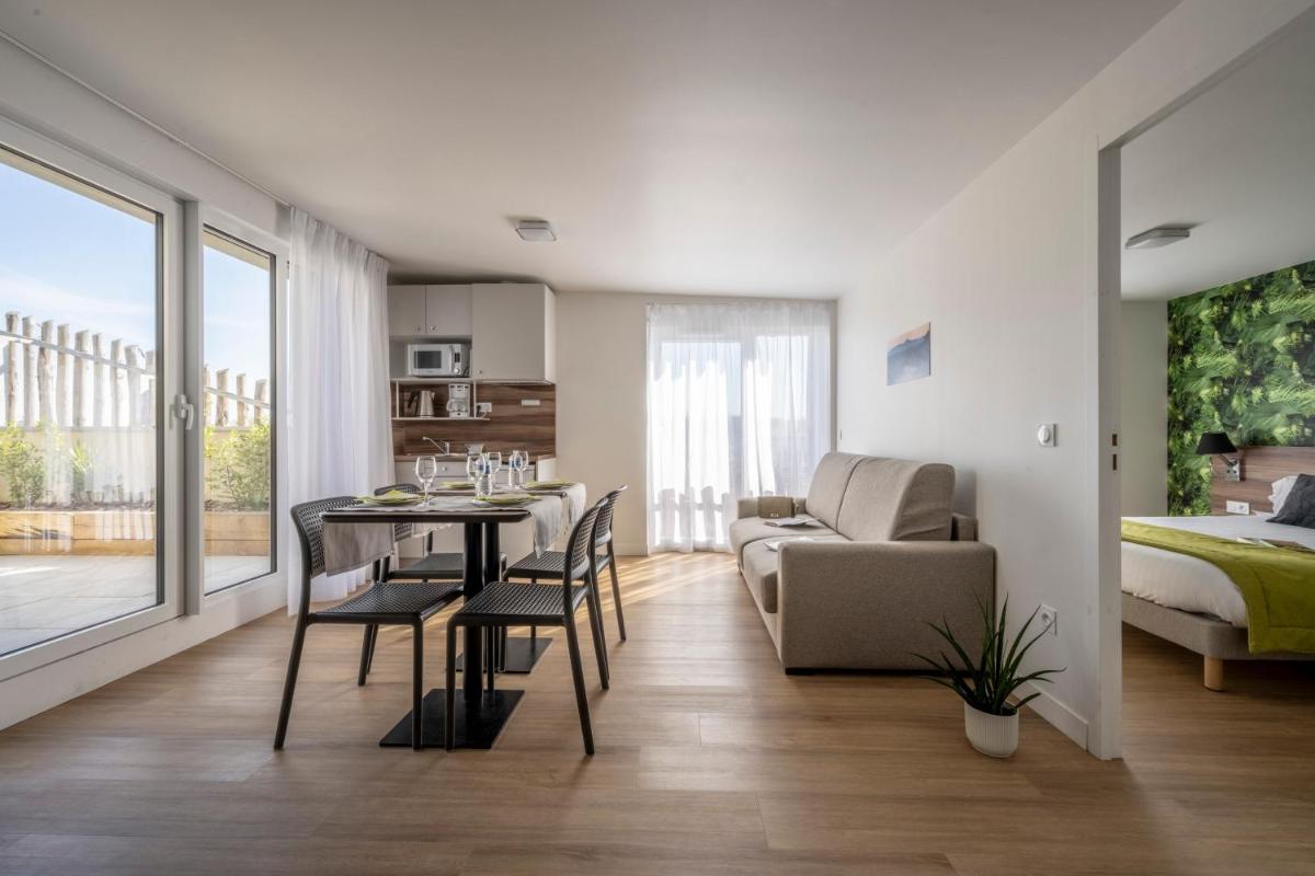 Coin salon dans l'établissement ATHOME RESIDENCE ET SPA