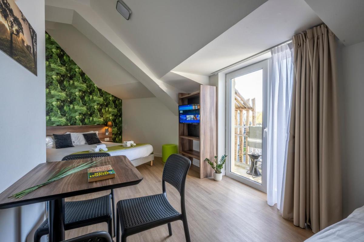Télévision ou salle de divertissement dans l'établissement ATHOME RESIDENCE ET SPA