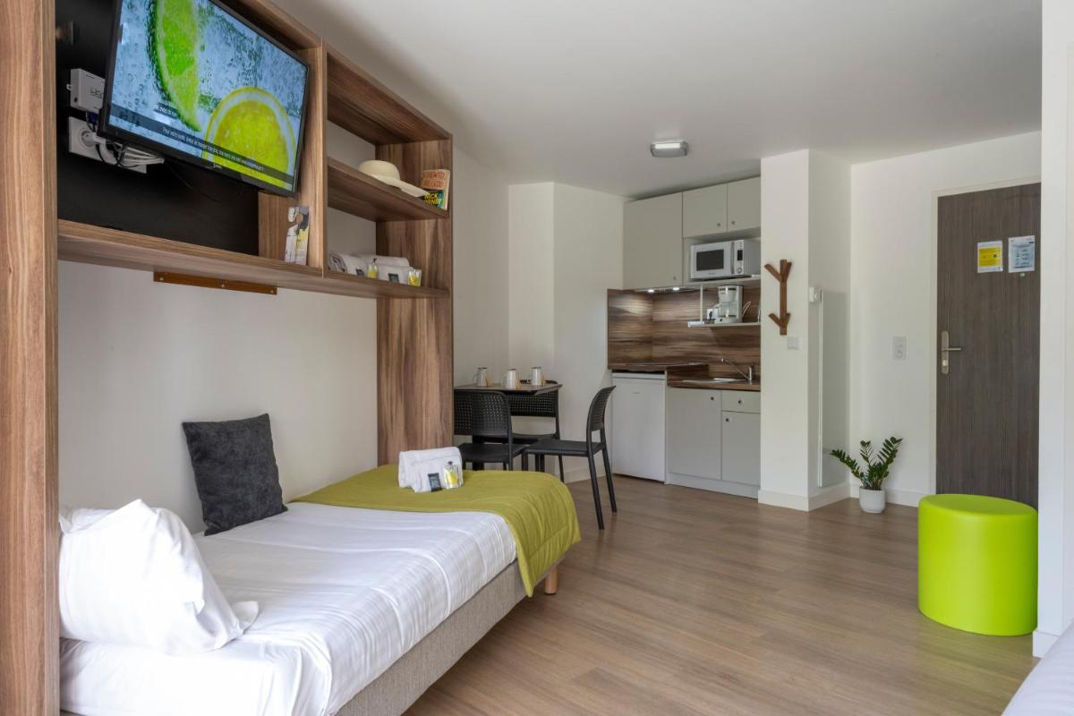 Cuisine ou kitchenette dans l'établissement ATHOME RESIDENCE ET SPA