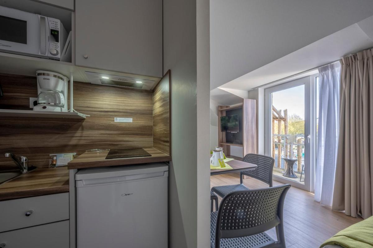 Cuisine ou kitchenette dans l'établissement ATHOME RESIDENCE ET SPA