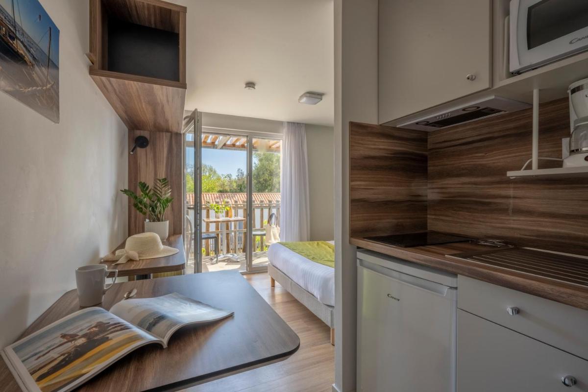 Cuisine ou kitchenette dans l'établissement ATHOME RESIDENCE ET SPA