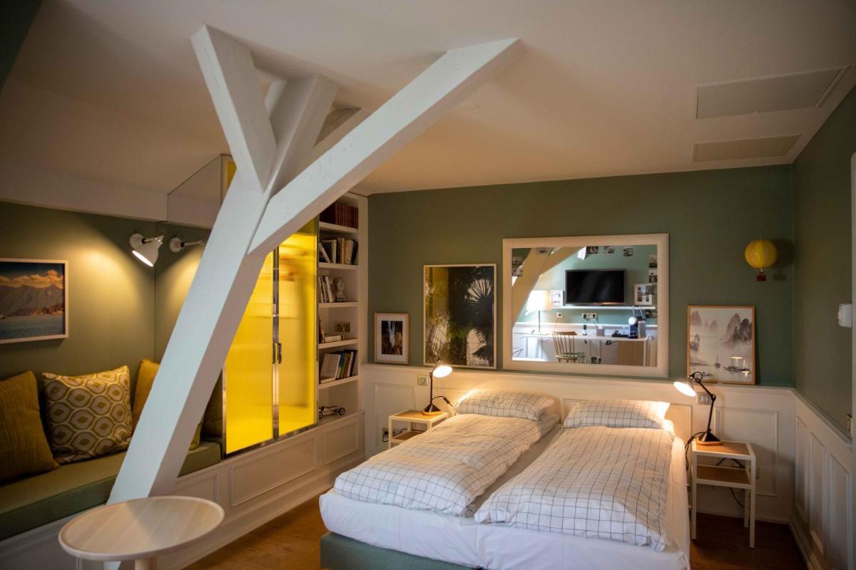 une chambre avec un grand lit blanc dans une pièce dans l'établissement Hôtel et Spa La Villa K - Basel Airport, à Saint-Louis