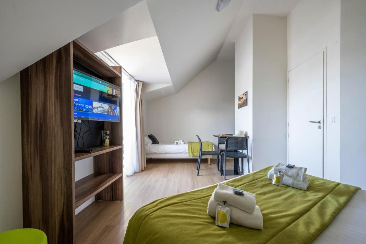 Télévision ou salle de divertissement dans l'établissement ATHOME RESIDENCE ET SPA