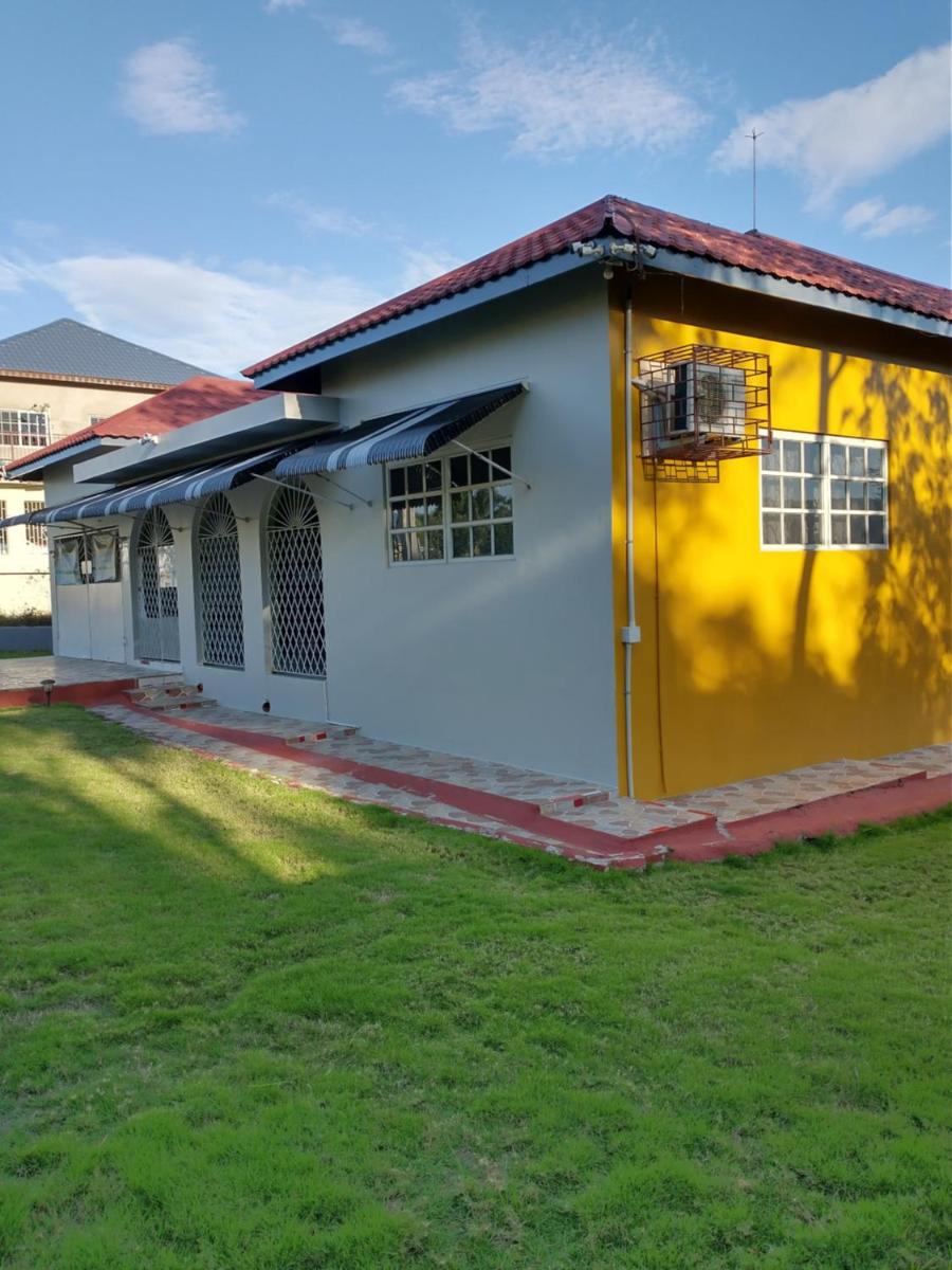 Ultimate Freedom Bed and Breakfast - Housity