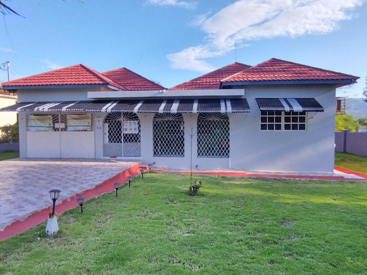Ultimate Freedom Bed and Breakfast - Housity
