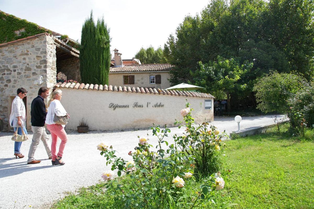 Clients de l'établissement Logis Hôtel & Spa Déjeunez Sous L'Arbre