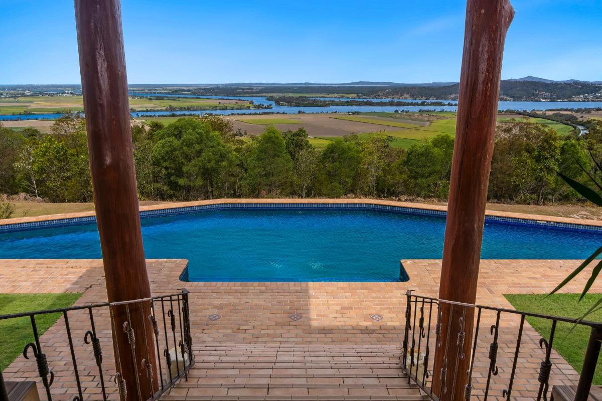 Casa Del Rio - LJHooker Yamba - Housity