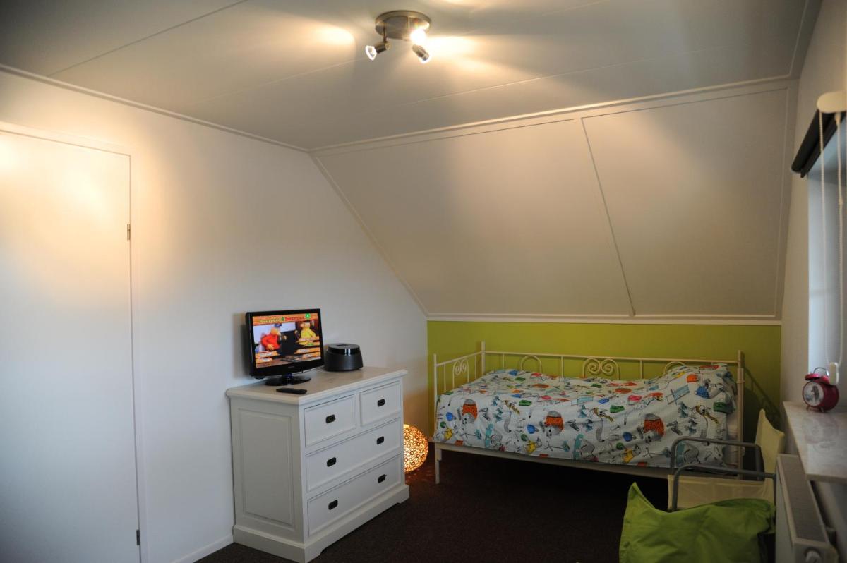 Peaceful boathouse located in a water activity-rich area - Housity