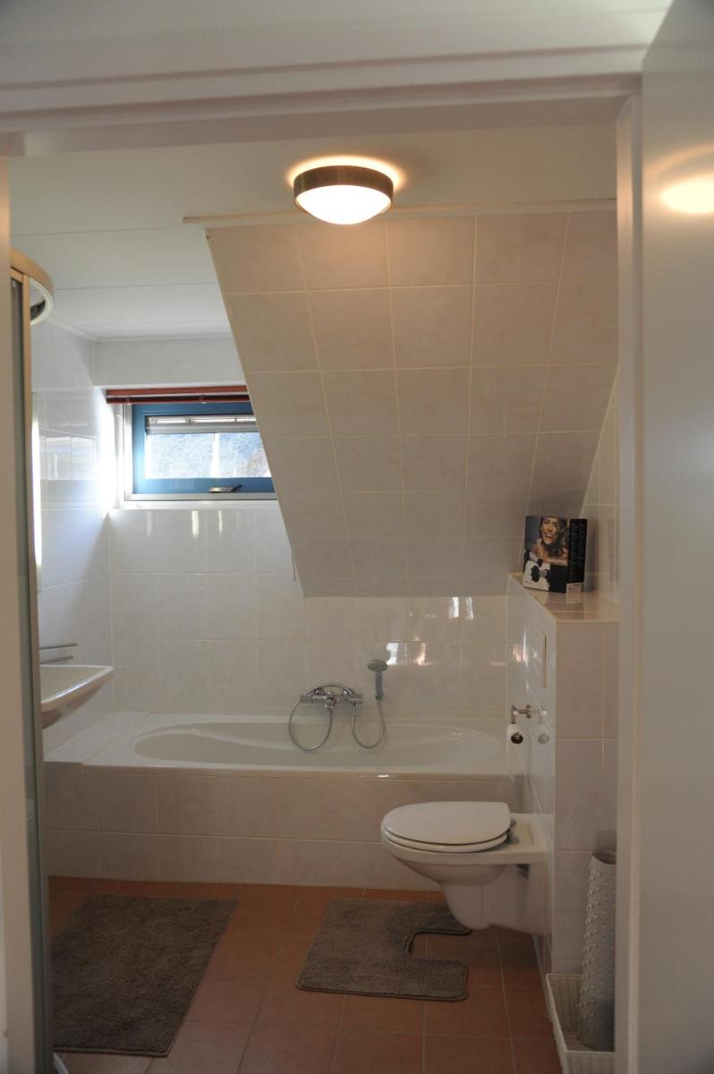 Peaceful boathouse located in a water activity-rich area - Housity