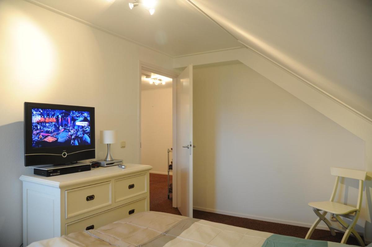 Peaceful boathouse located in a water activity-rich area - Housity