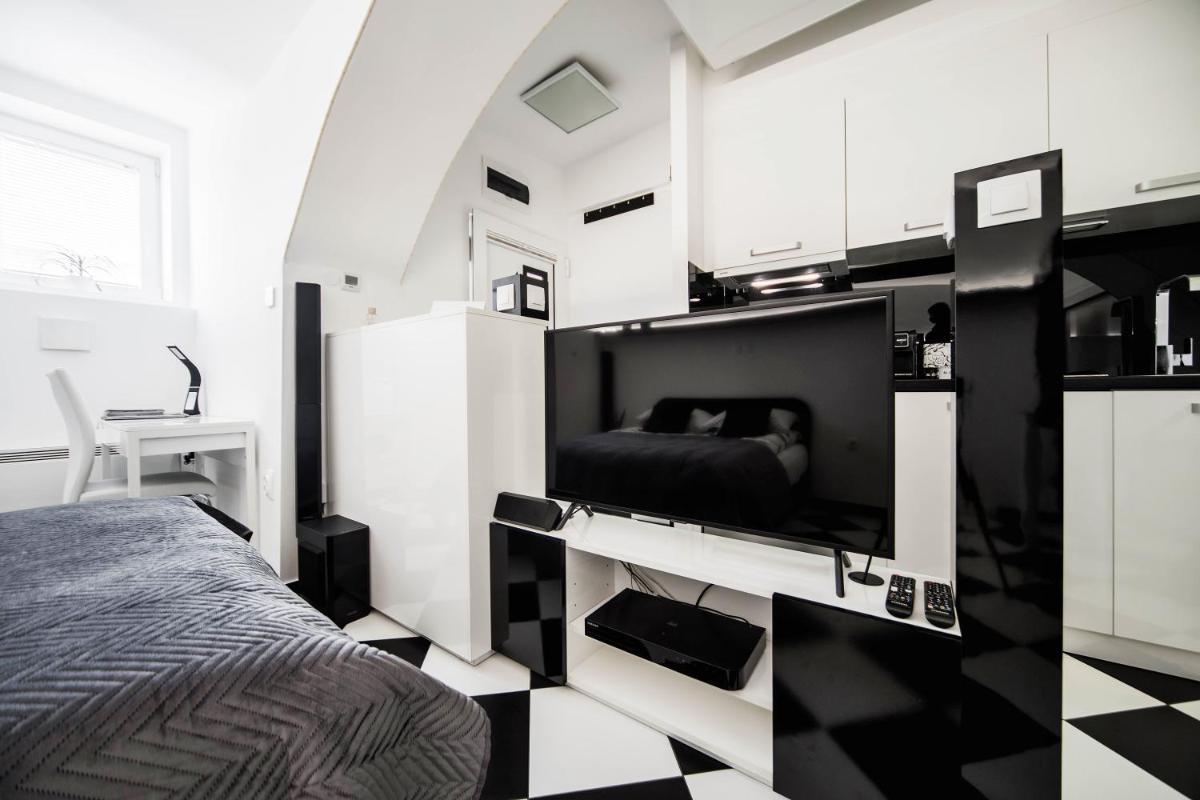 Black and White Studio - Housity