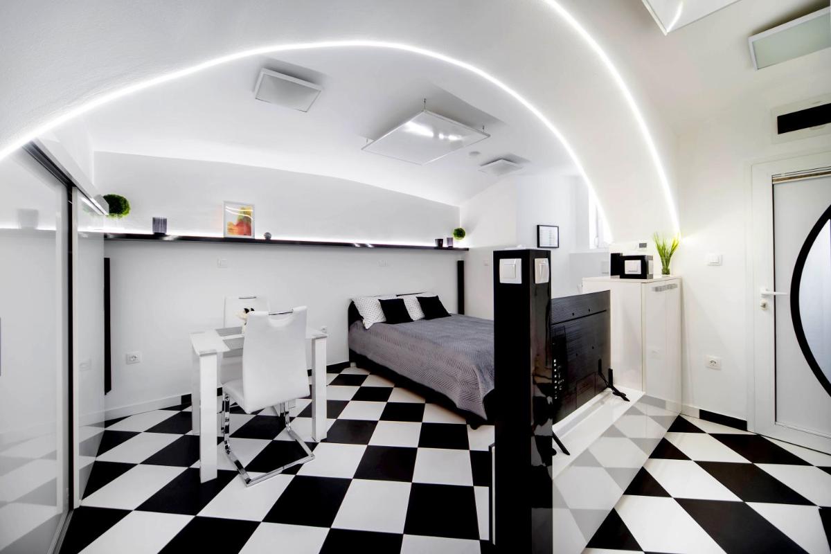 Black and White Studio - Housity