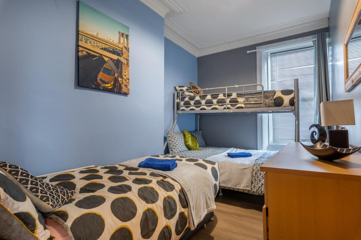 City centre super spacious apartments free parking and wi fi - Housity