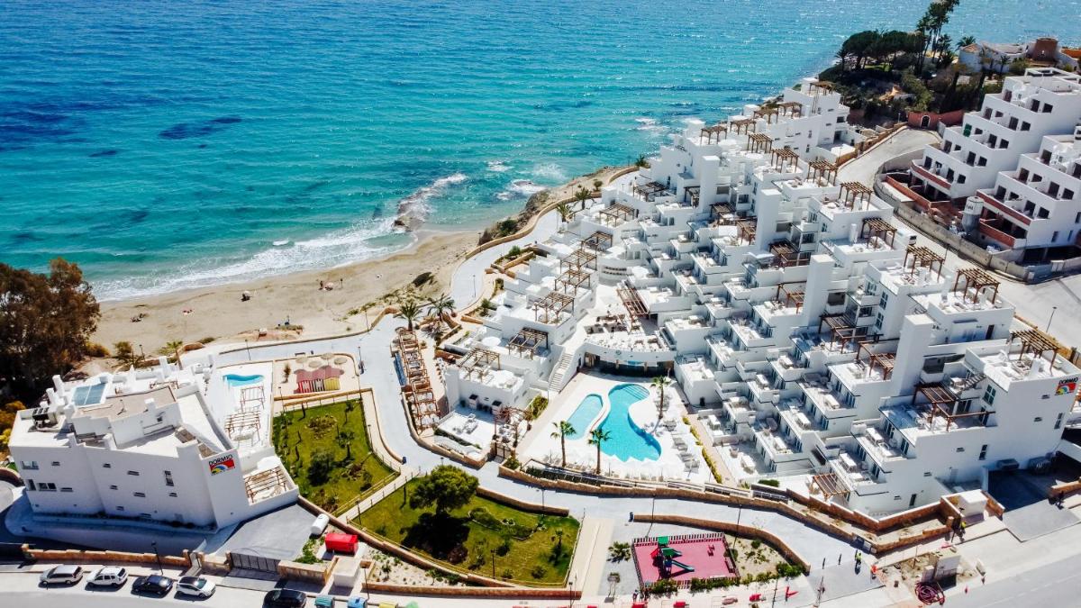 Una vista aérea de una playa con edificios blancos. en Dormio Resort Costa Blanca Beach & Spa, en El Campello