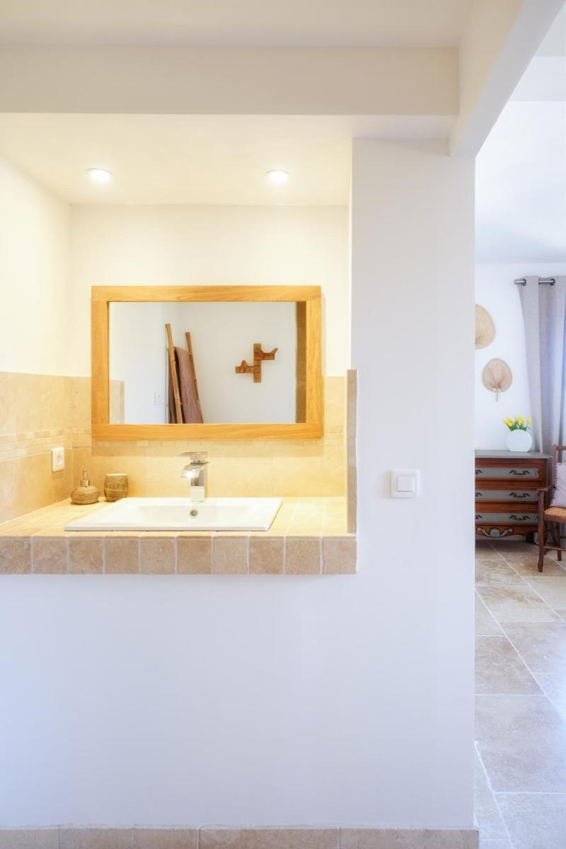 L'Ostal Saint Hilaire d'Ozilhan - Bed & Breakfast - Housity