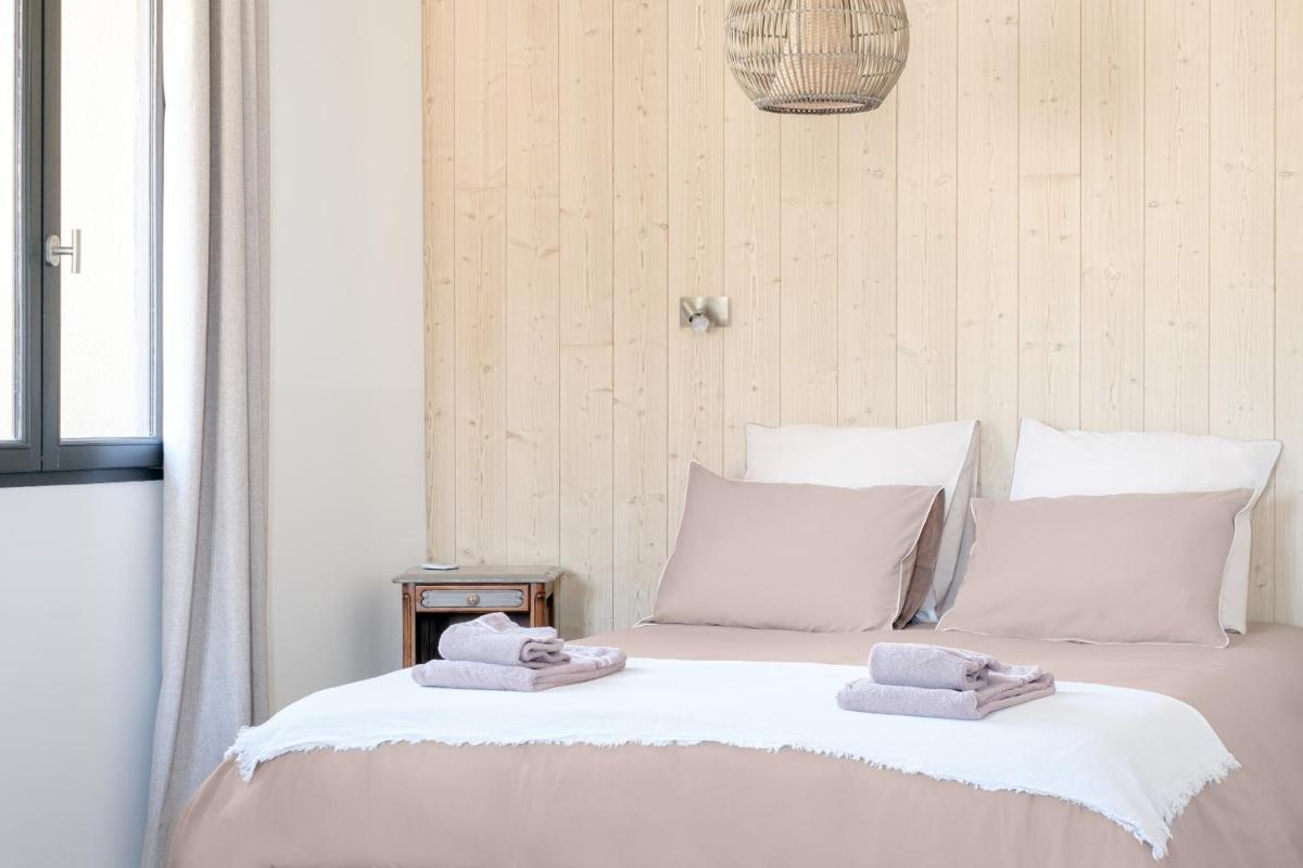 L'Ostal Saint Hilaire d'Ozilhan - Bed & Breakfast - Housity