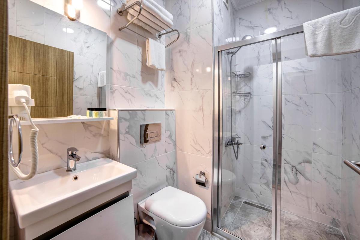 SEVEN ROSES APART HOTEL - Housity