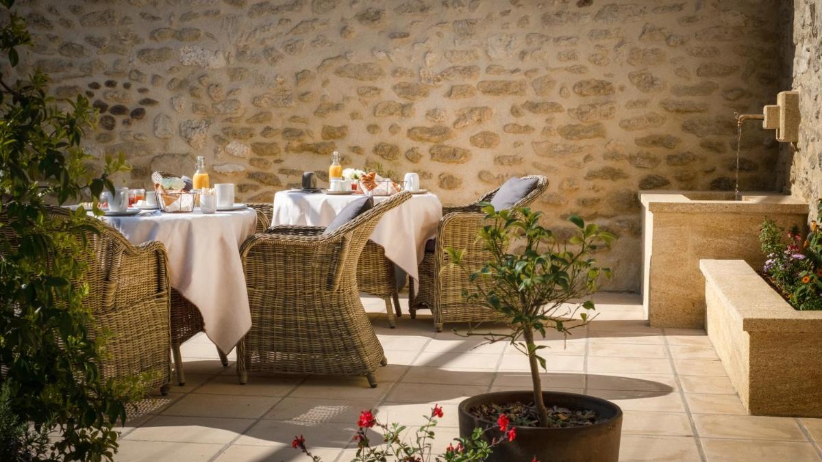 L'Ostal Saint Hilaire d'Ozilhan - Bed & Breakfast - Housity