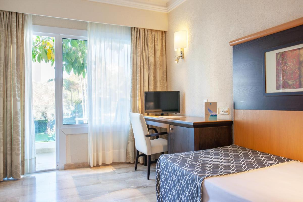 Una televisión o centro de entretenimiento en Grupotel Nilo & Spa