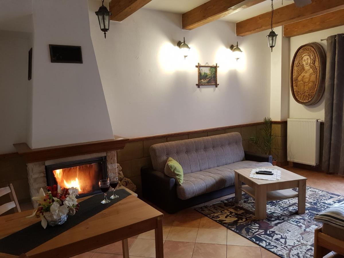 Ubytovanie pod Hradom - Housity