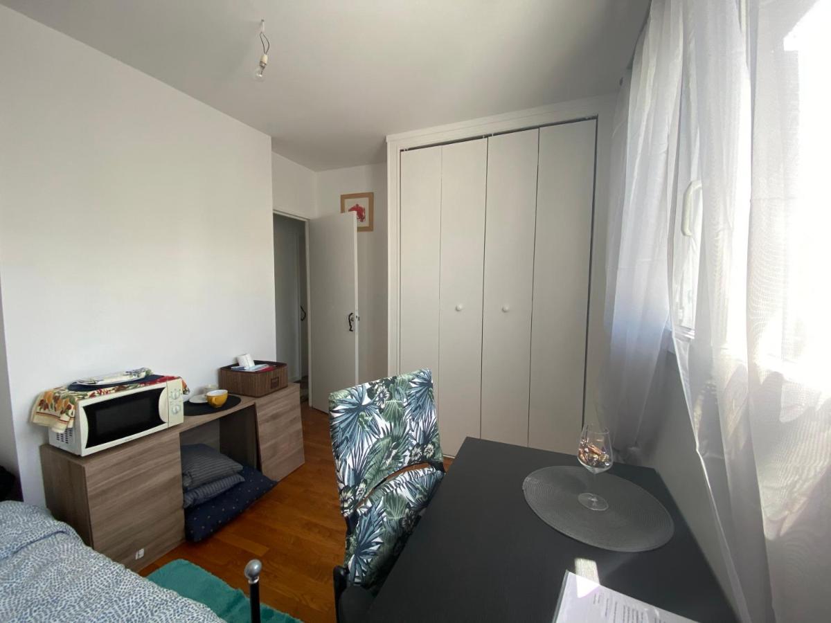Bedroom in a house/ Chambre dans une Maison - Housity