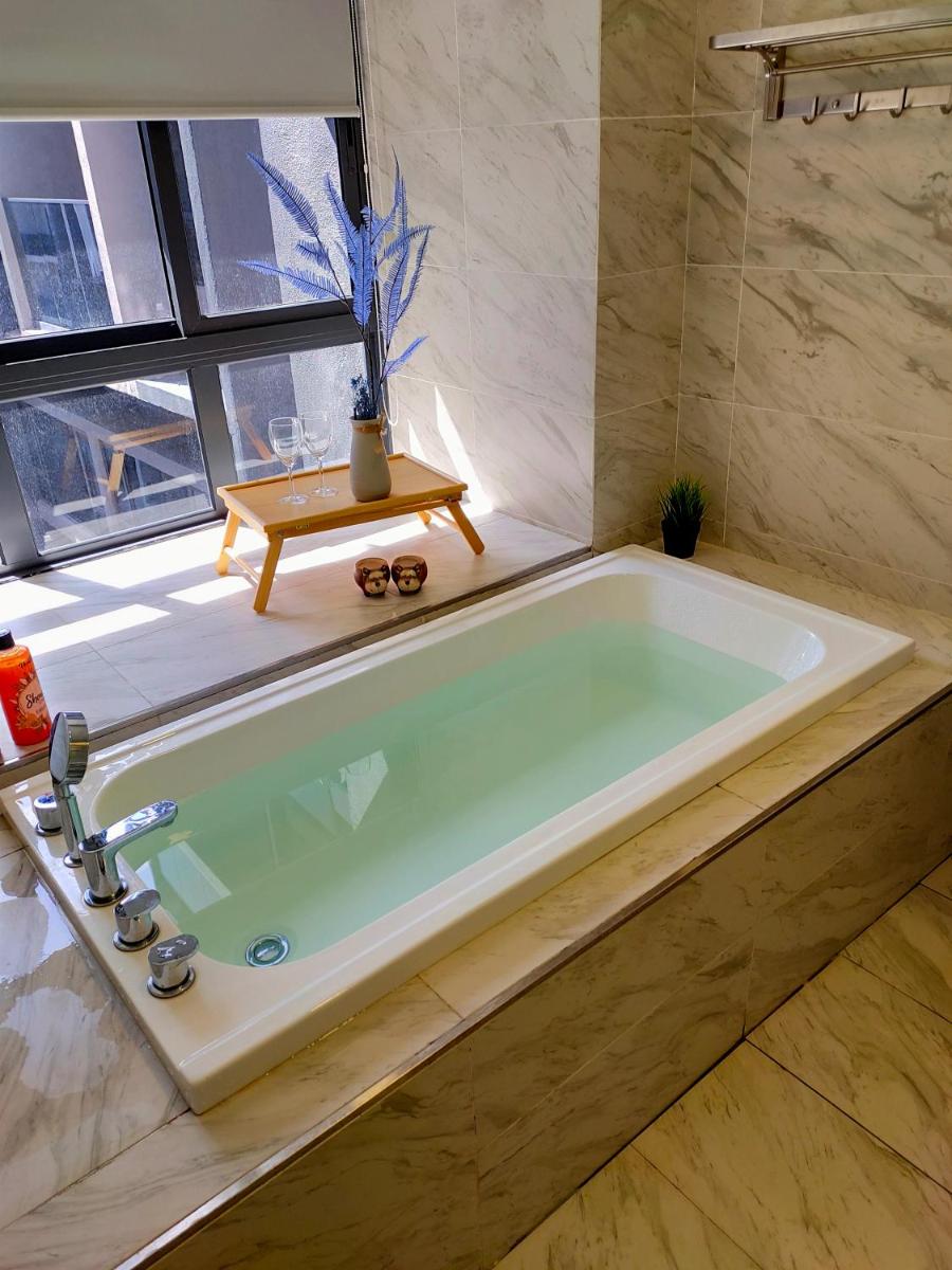 Imperio Romantic Bathtub Studio Melaka l Free Parking l Self Check In - Hizvo