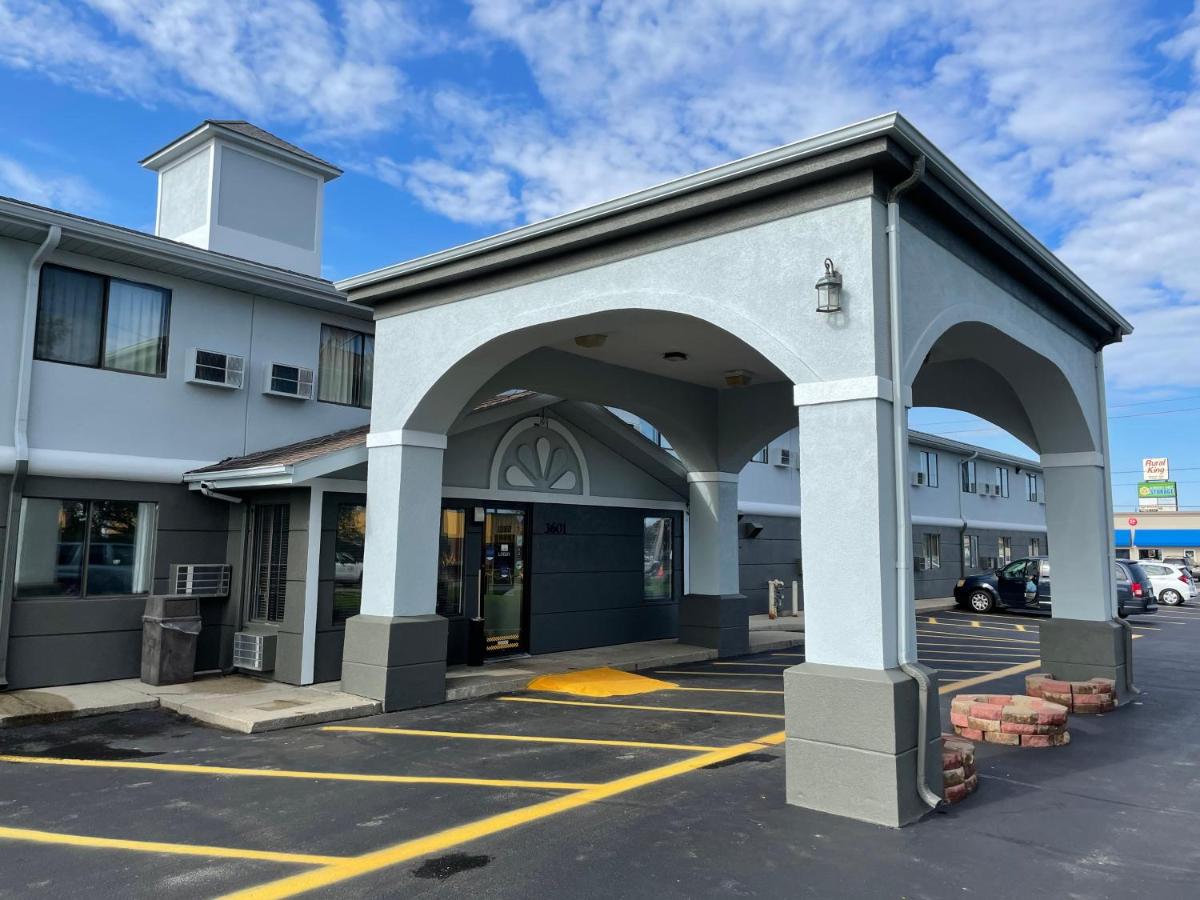 Super 8 by Wyndham Muncie/Ball St. College Area - Housity