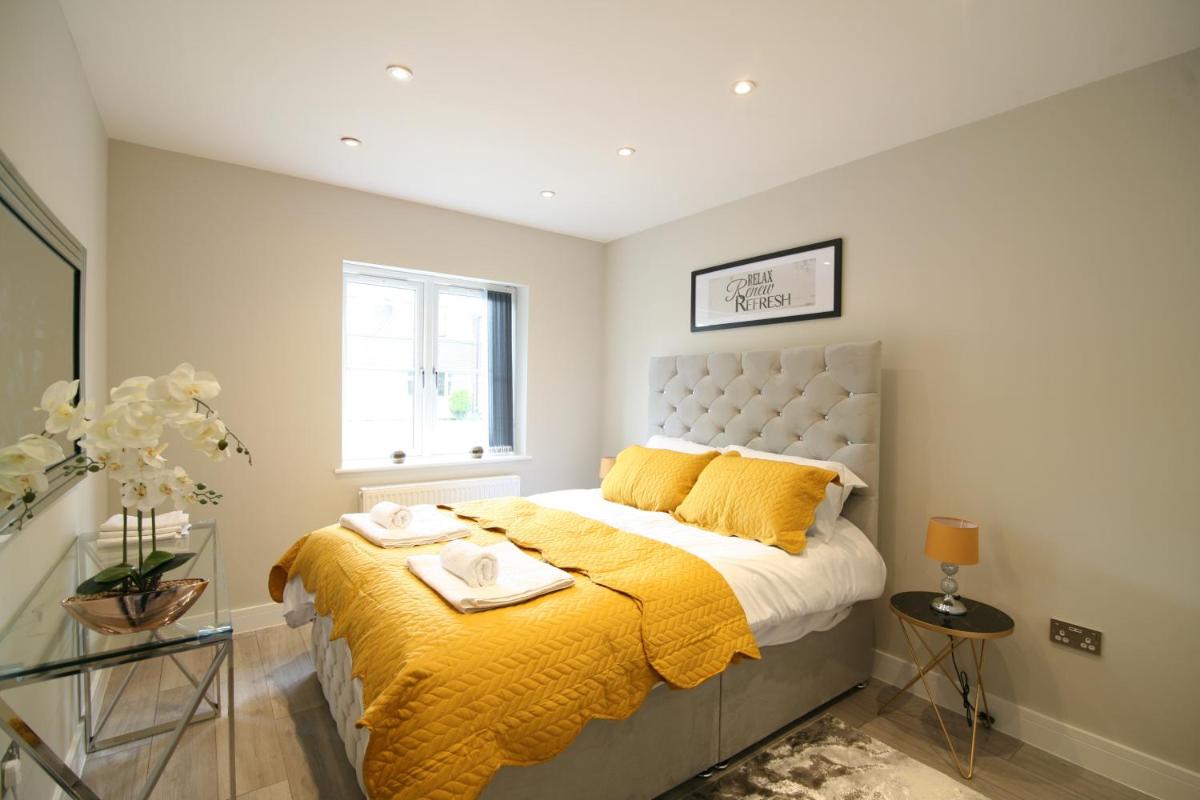 NEW - Stylish 2 bed, Farnham Common - Housity