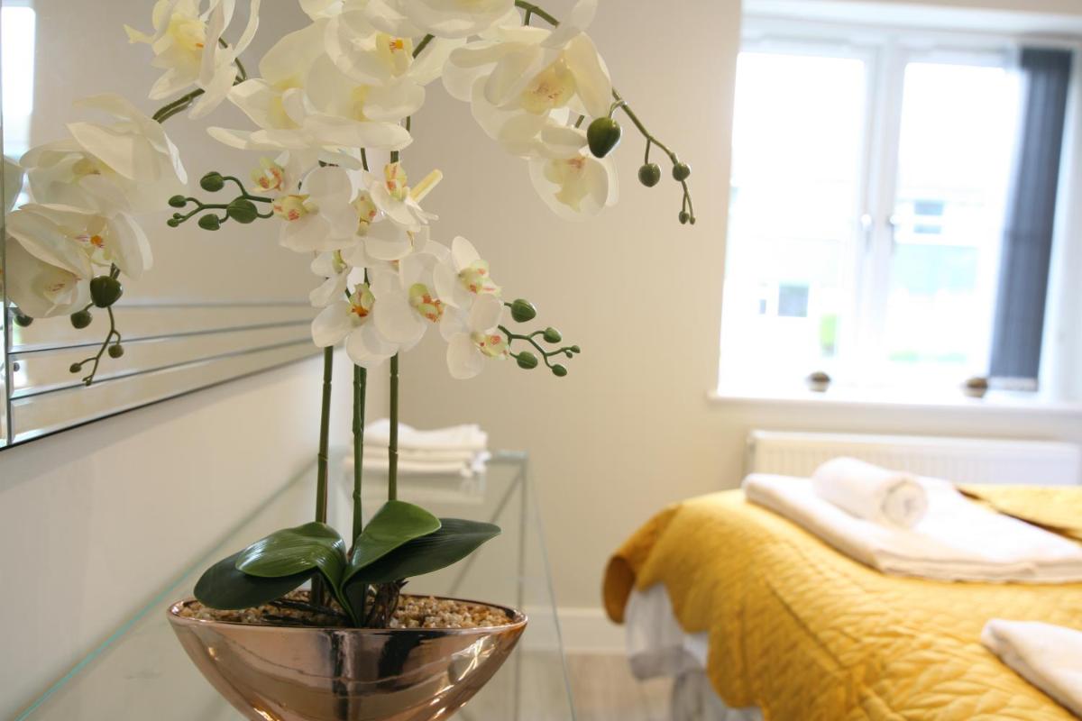 NEW - Stylish 2 bed, Farnham Common - Housity