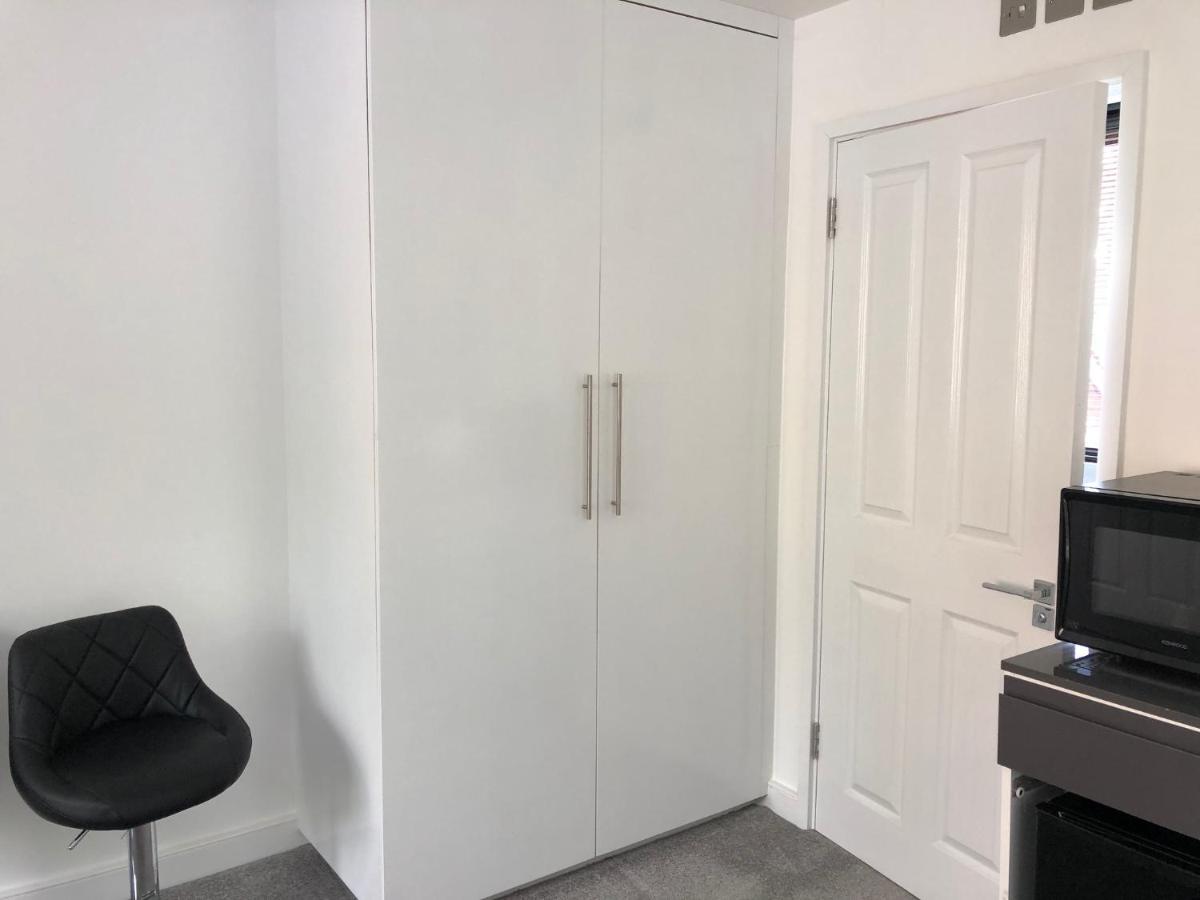 Self contained ensuite double bedroom with own entrance FREE OFF STREET PARKING - Housity