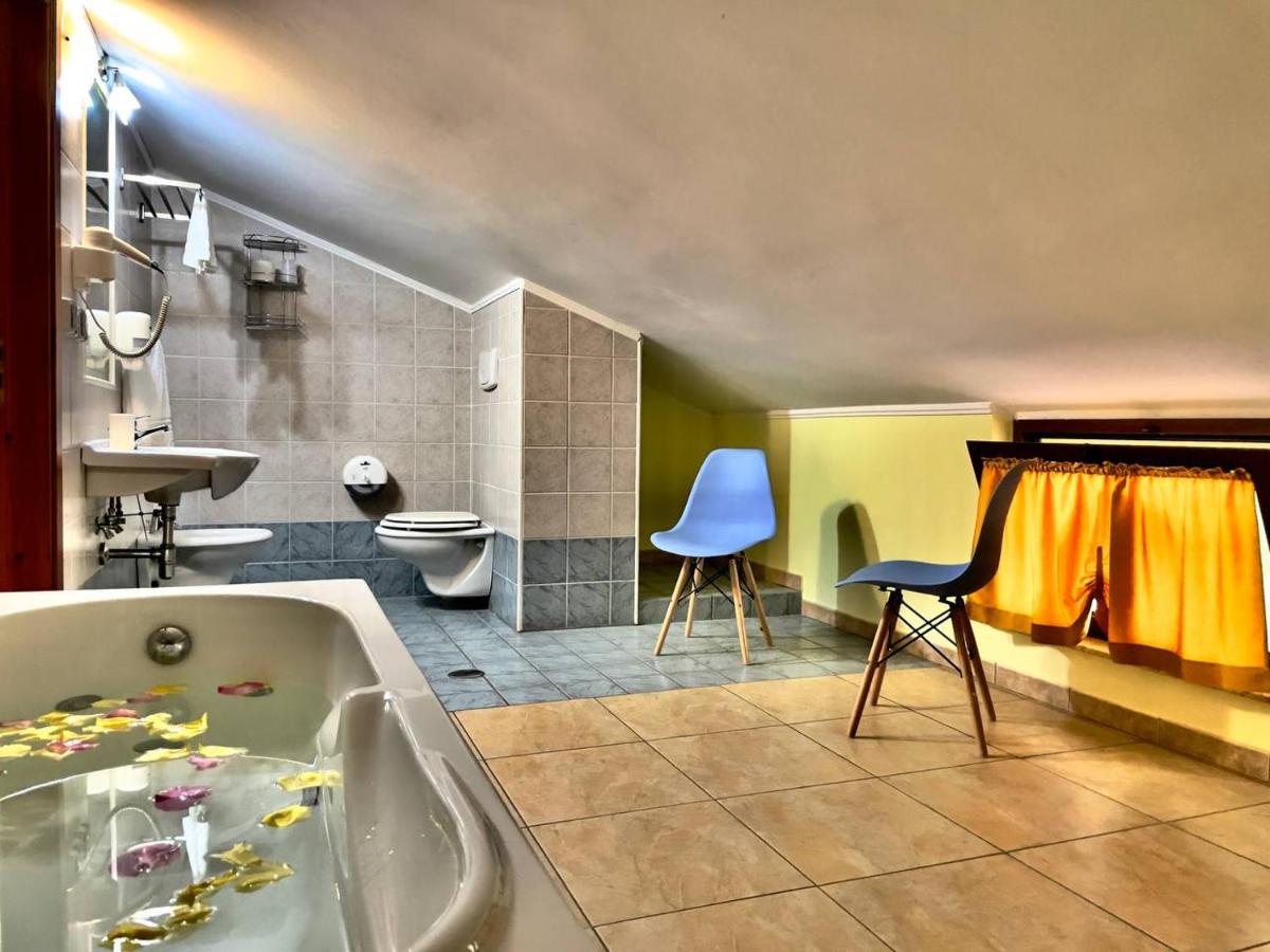 Hotel La Cometa - Housity