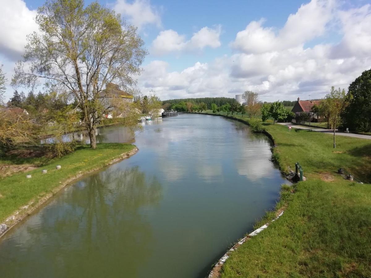 Au calme, devant le port, studio indépendant - Housity