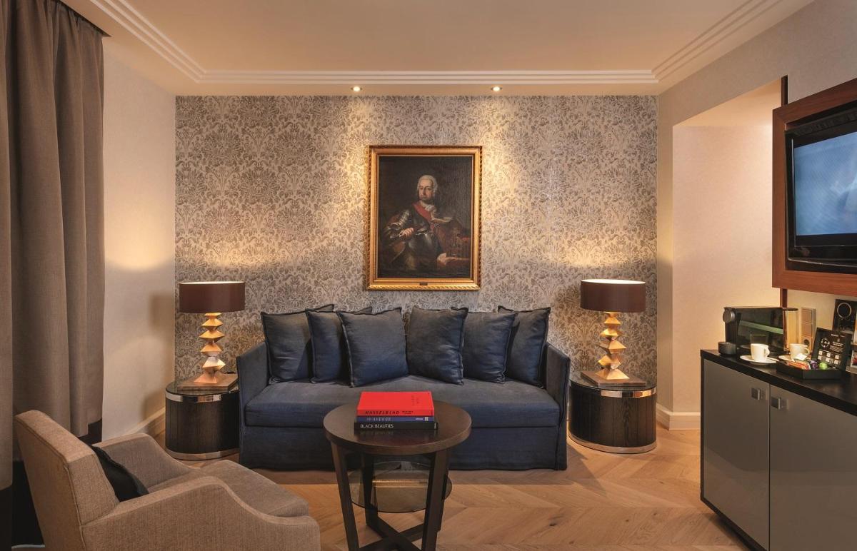 Ein Sitzbereich in der Unterkunft Hotel Maximilian’s