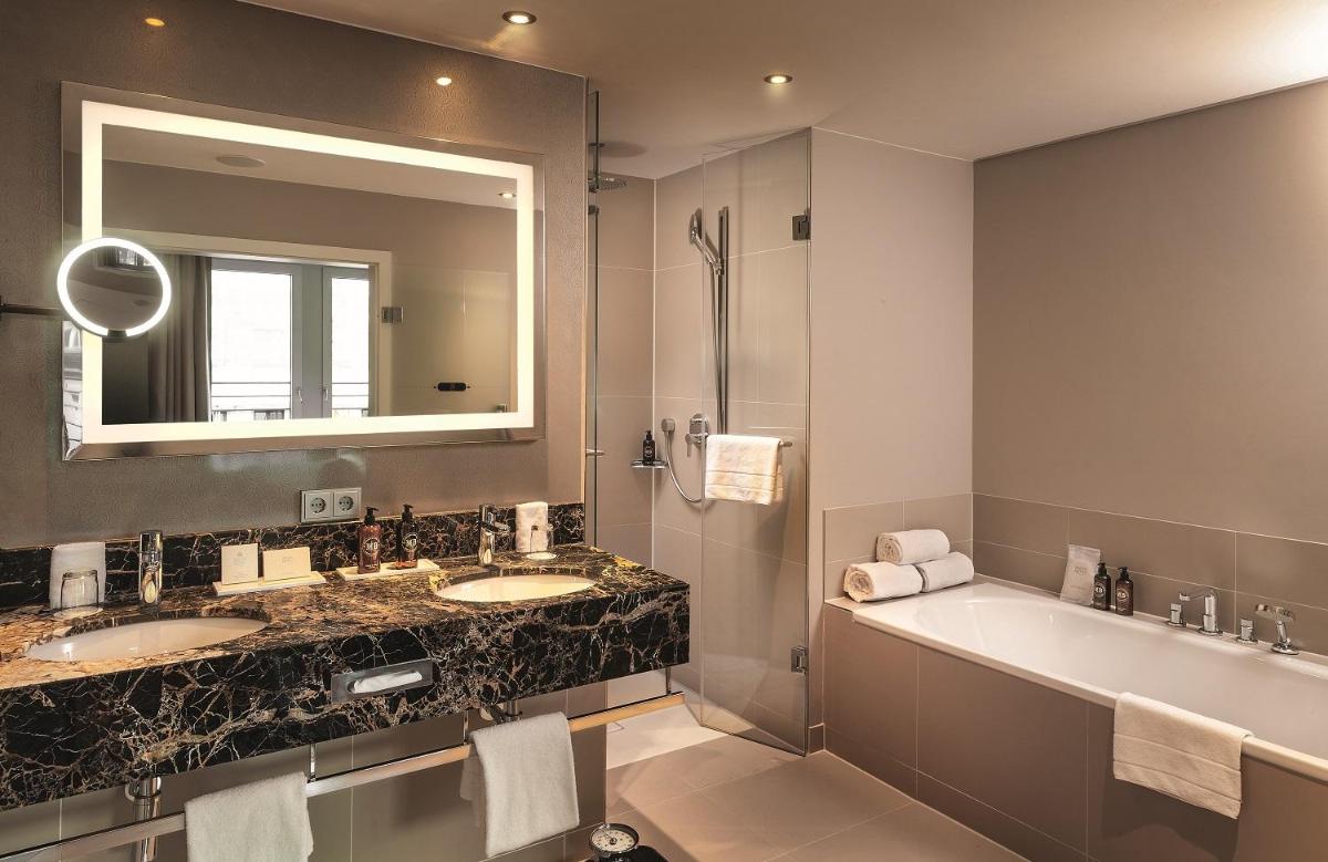 Ein Badezimmer in der Unterkunft Hotel Maximilian’s