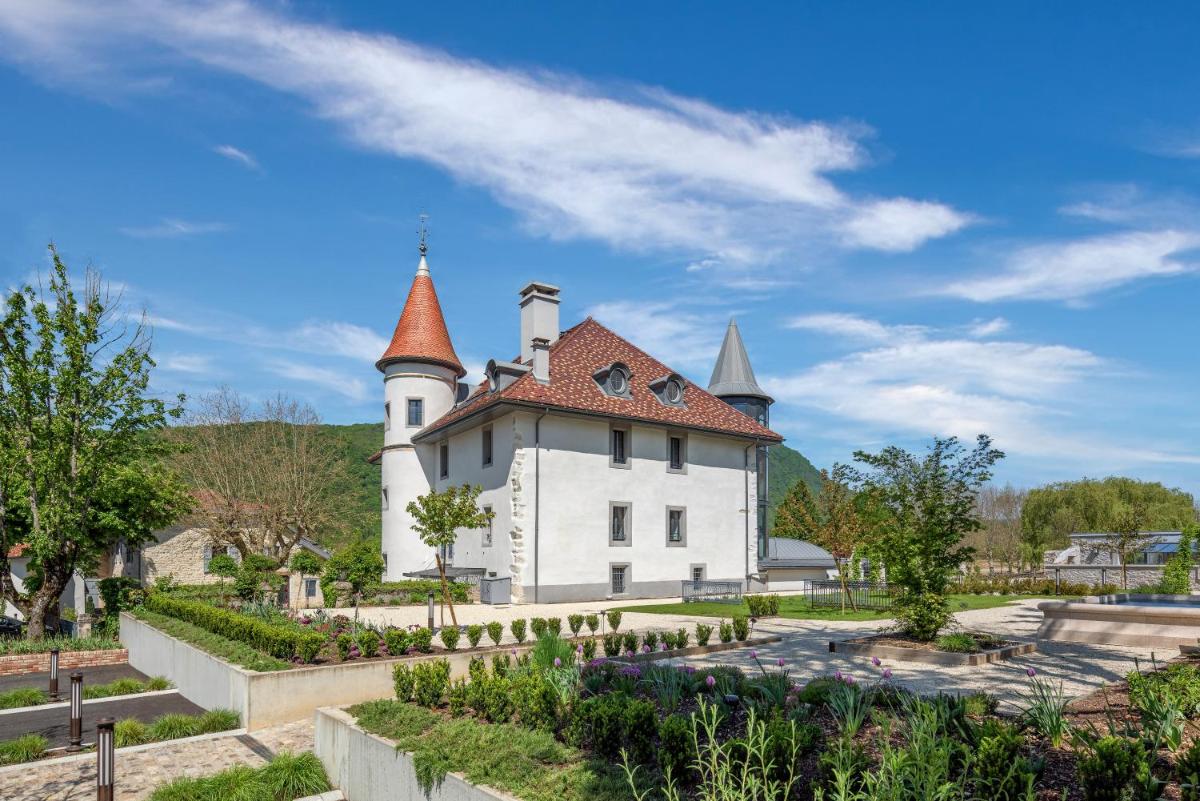 un vieux château avec un jardin en face dans l'établissement Château Brachet, à Grésy-sur-Aix