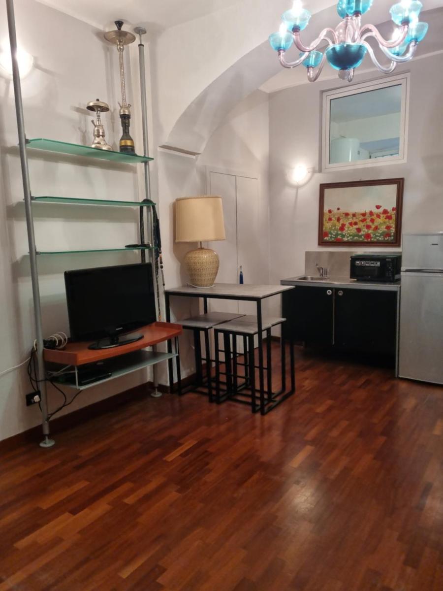 Corso Venezia 33 - Vintage junior suite with Free parking per qualified rate -The best Unic location in town -- subway Metro M1 San Babila Palestro M4 San Babila M3 Montenapoleone Turati - Housity